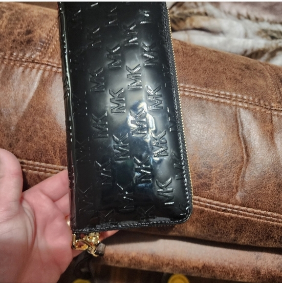 MICHAEL Michael KorsJet Set Logo Embossed Patent Travel Continental Wallet - Picture 5 of 8